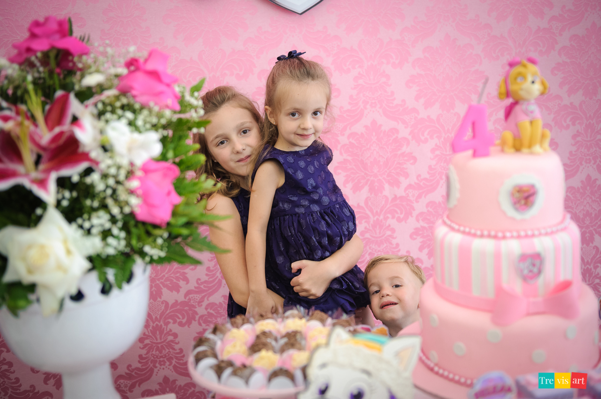 Foto de menina em festa de aniversário em buffet de festa infantil Carrossel tema de festa Patrulha Canina