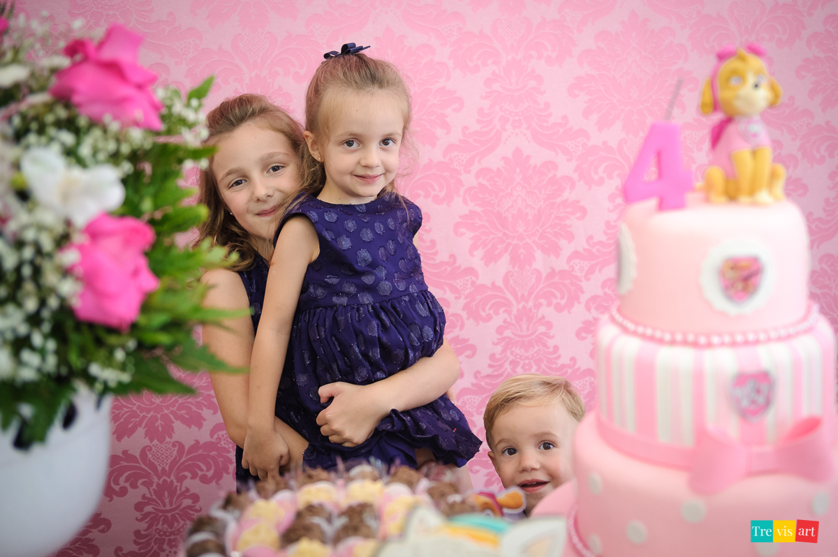 Foto de menina em festa de aniversário em buffet de festa infantil Carrossel tema de festa Patrulha Canina