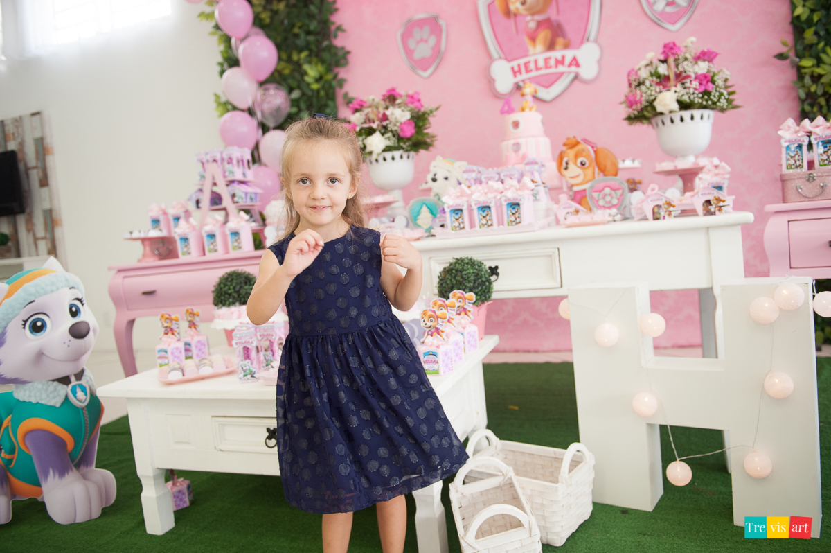 Foto de menina em festa de aniversário em buffet de festa infantil Carrossel tema de festa Patrulha Canina