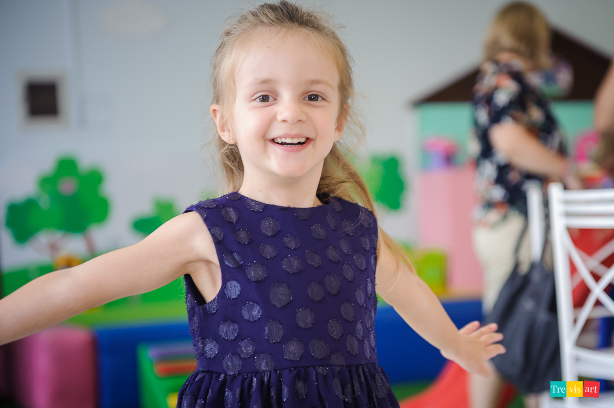 Foto de menina em festa de aniversário em buffet de festa infantil Carrossel tema de festa Patrulha Canina
