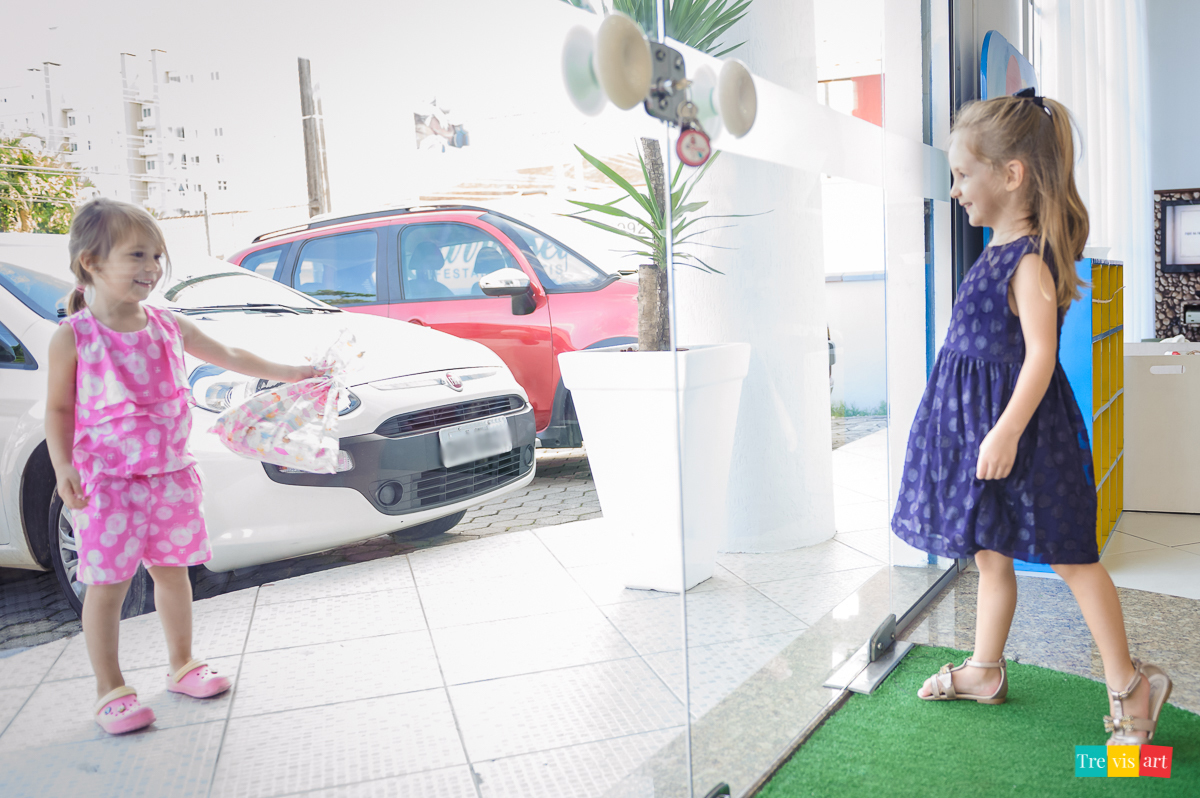Foto de menina em festa de aniversário em buffet de festa infantil Carrossel tema de festa Patrulha Canina