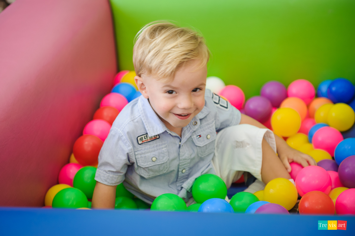 Foto de menina em festa de aniversário em buffet de festa infantil Carrossel tema de festa Patrulha Canina