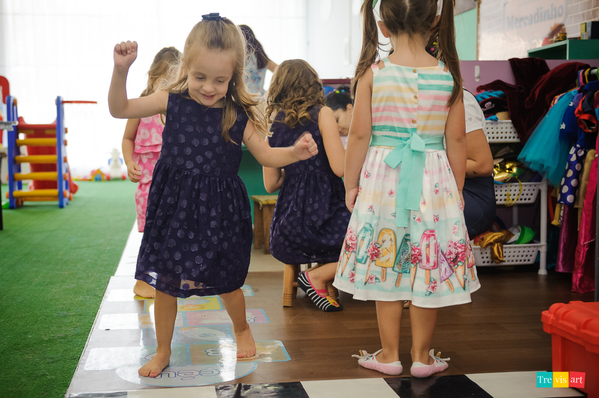 Foto de menina em festa de aniversário em buffet de festa infantil Carrossel tema de festa Patrulha Canina