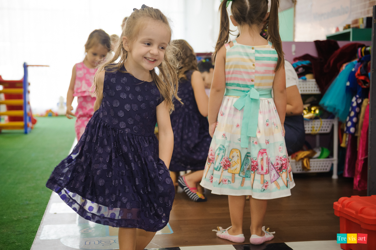 Foto de menina em festa de aniversário em buffet de festa infantil Carrossel tema de festa Patrulha Canina