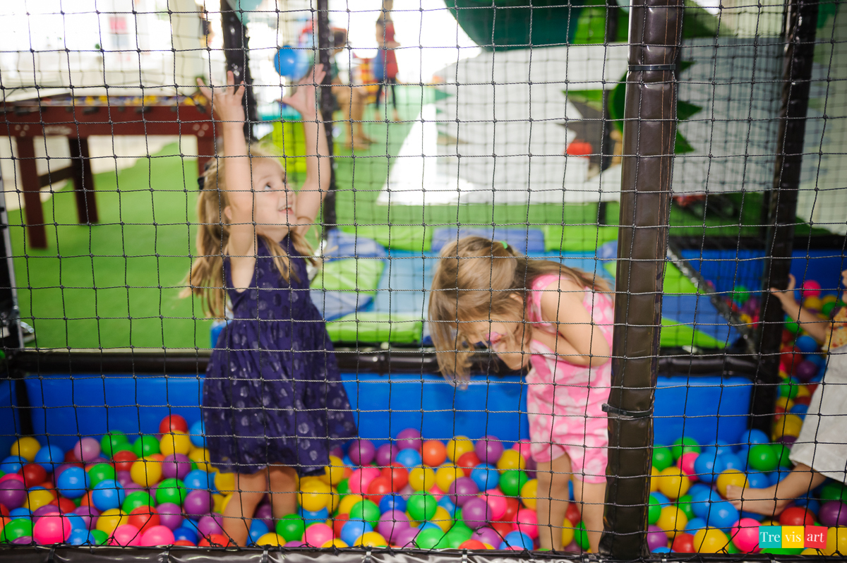 Foto de menina em festa de aniversário em buffet de festa infantil Carrossel tema de festa Patrulha Canina