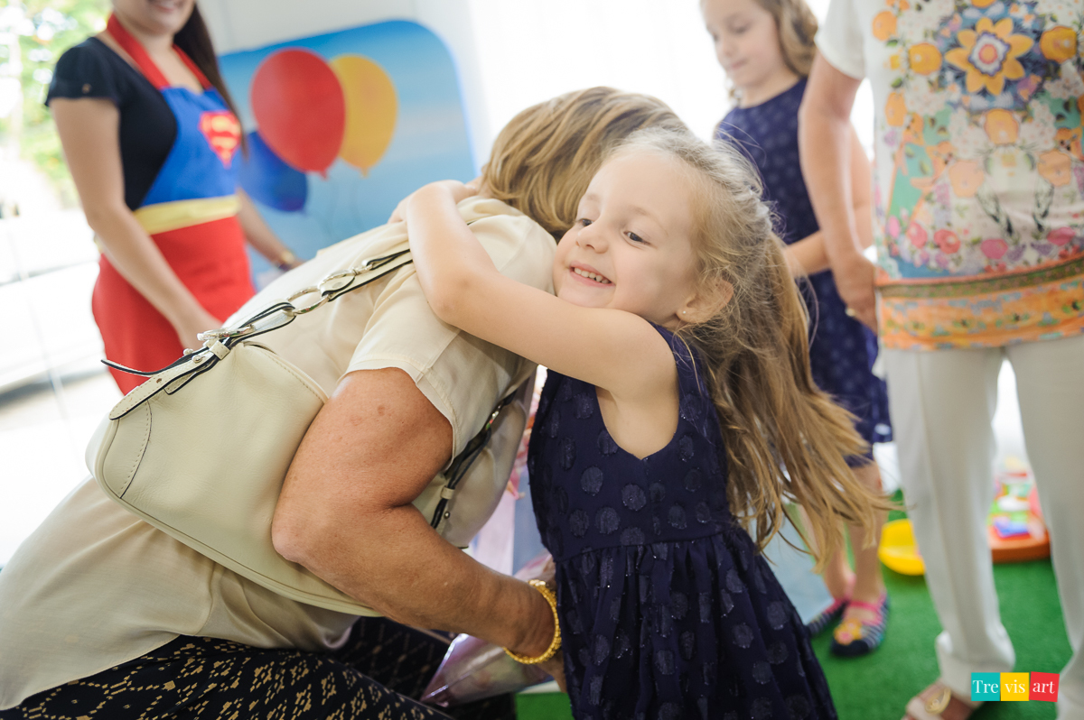 Foto de menina em festa de aniversário em buffet de festa infantil Carrossel tema de festa Patrulha Canina