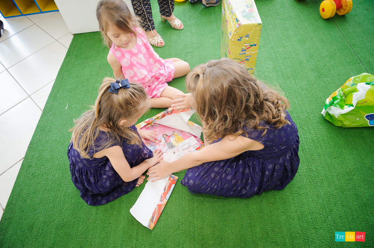 Foto de menina em festa de aniversário em buffet de festa infantil Carrossel tema de festa Patrulha Canina