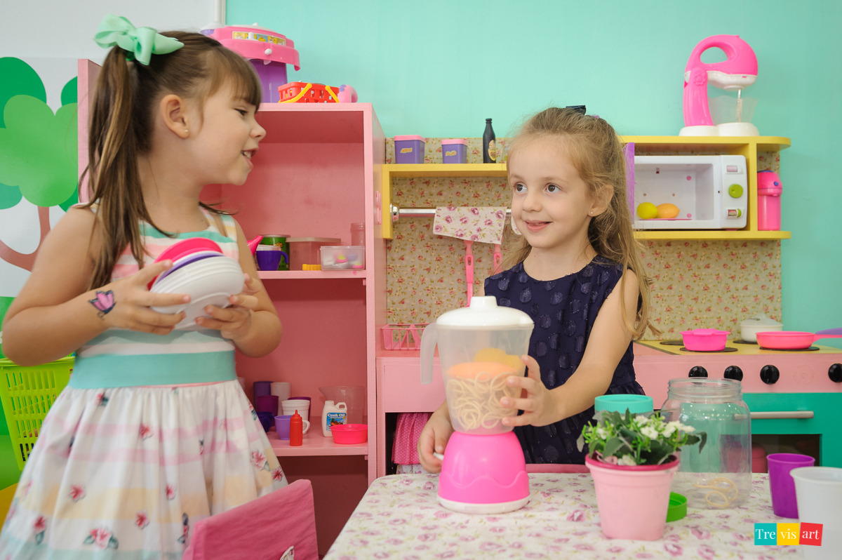 Foto de menina em festa de aniversário em buffet de festa infantil Carrossel tema de festa Patrulha Canina
