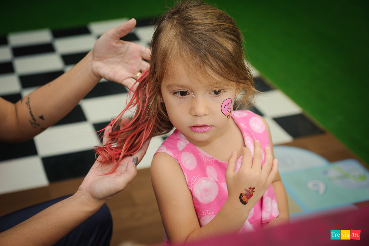 Foto de menina em festa de aniversário em buffet de festa infantil Carrossel tema de festa Patrulha Canina