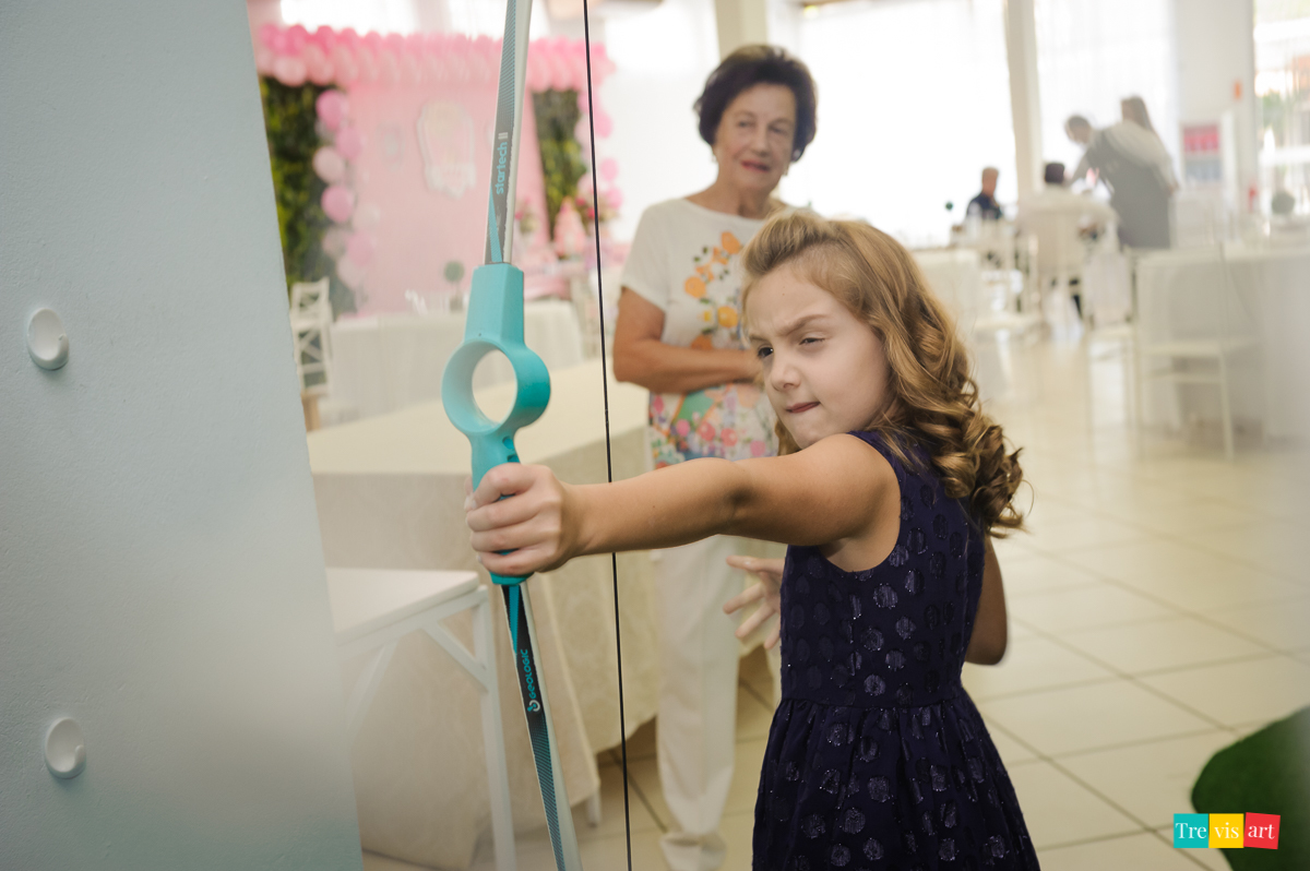 Foto de menina em festa de aniversário em buffet de festa infantil Carrossel tema de festa Patrulha Canina