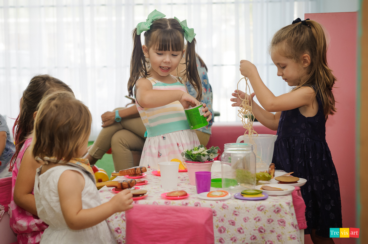 Foto de menina em festa de aniversário em buffet de festa infantil Carrossel tema de festa Patrulha Canina