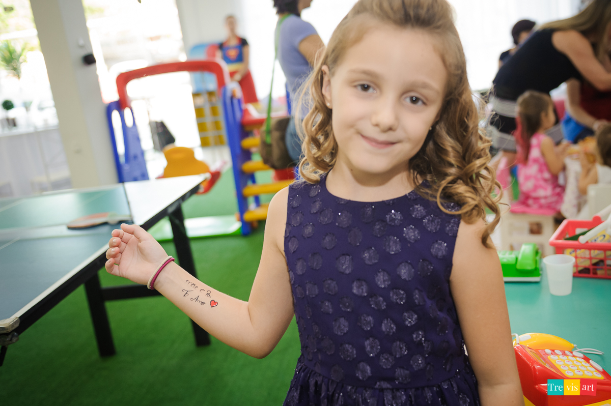 Foto de menina em festa de aniversário em buffet de festa infantil Carrossel tema de festa Patrulha Canina