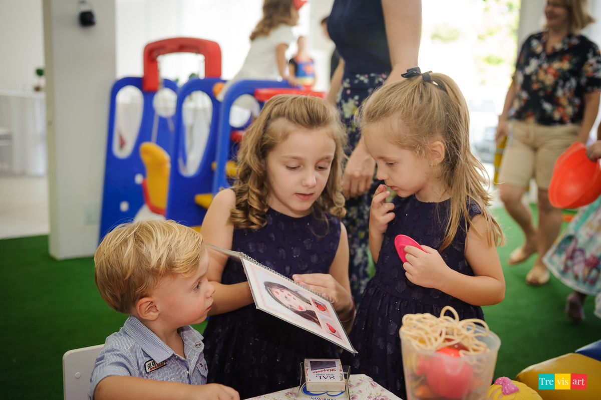 Foto de menina em festa de aniversário em buffet de festa infantil Carrossel tema de festa Patrulha Canina