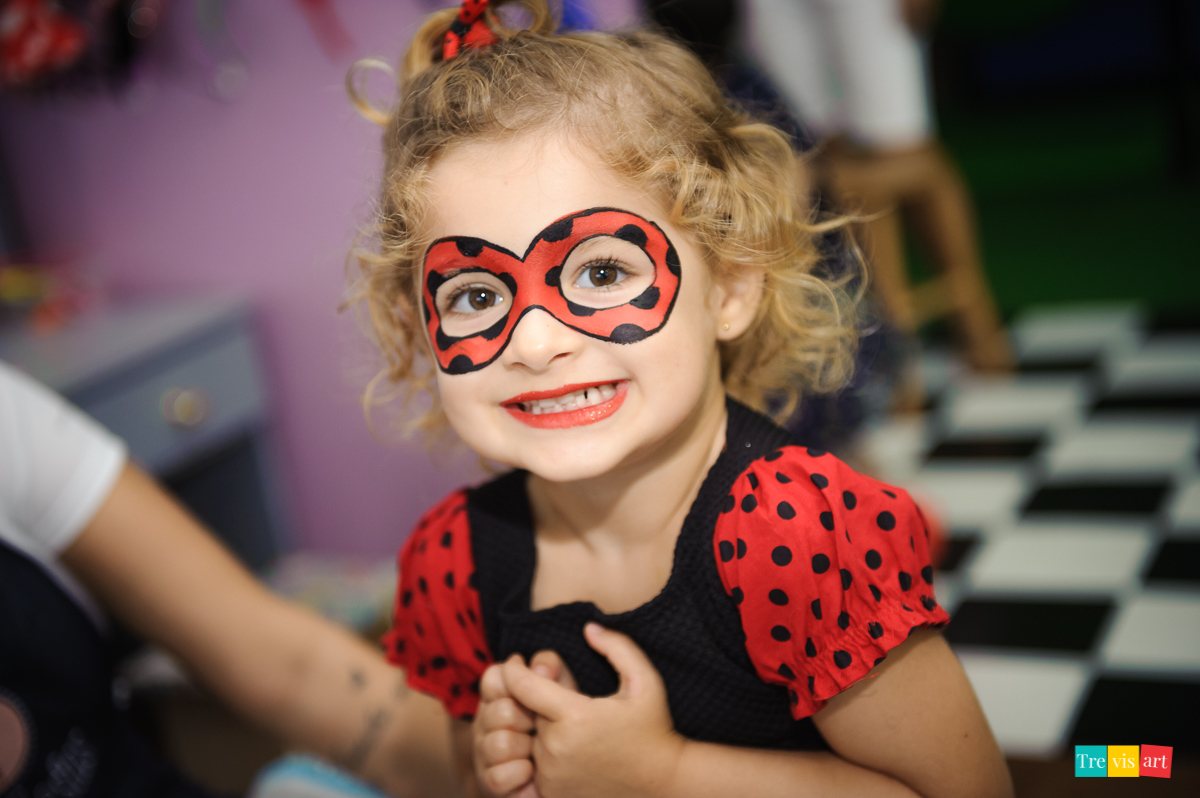 Foto de menina em festa de aniversário em buffet de festa infantil Carrossel tema de festa Patrulha Canina