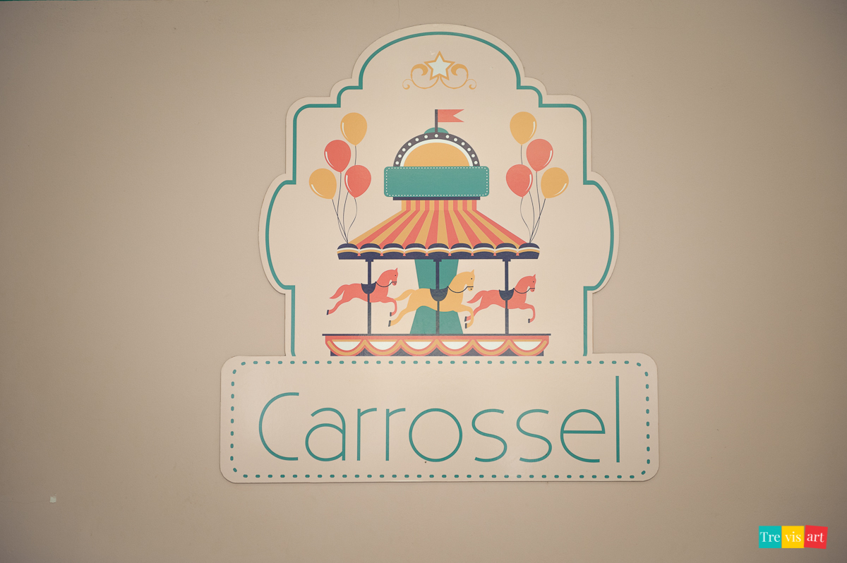 Foto de menina em festa de aniversário em buffet de festa infantil Carrossel tema de festa Patrulha Canina