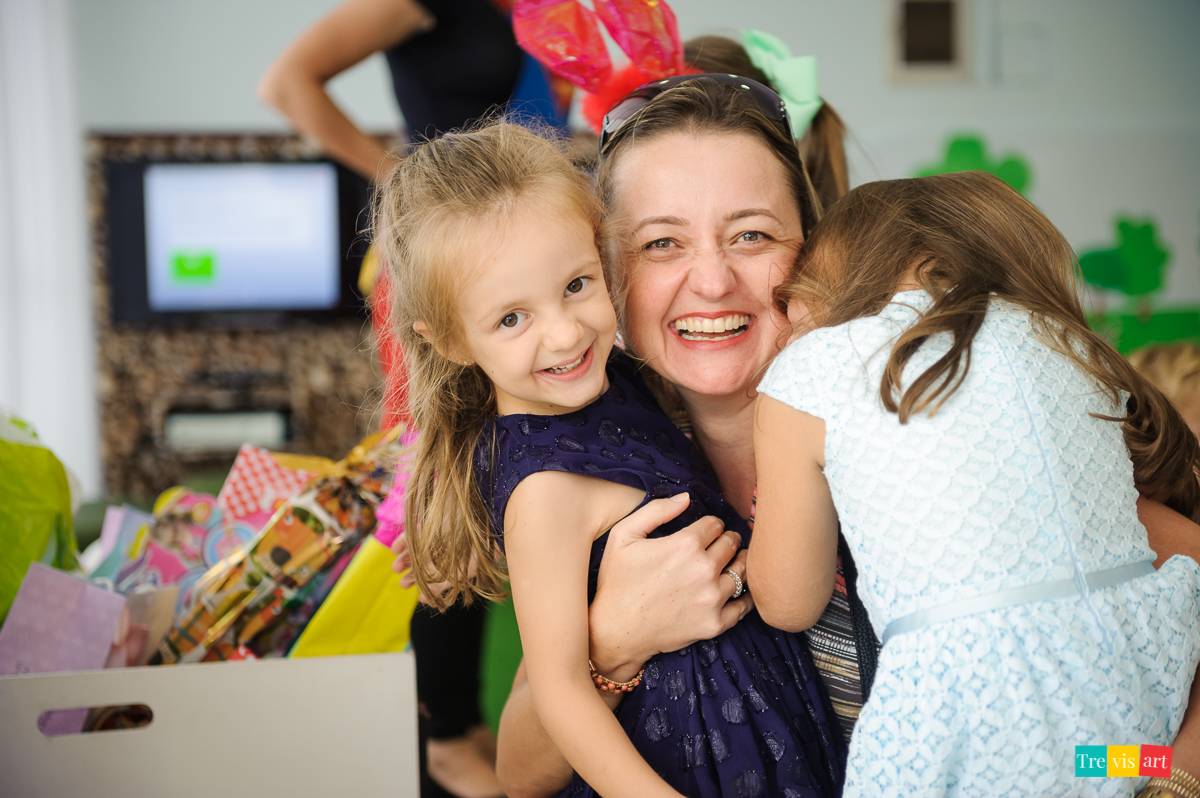 Foto de menina em festa de aniversário em buffet de festa infantil Carrossel tema de festa Patrulha Canina