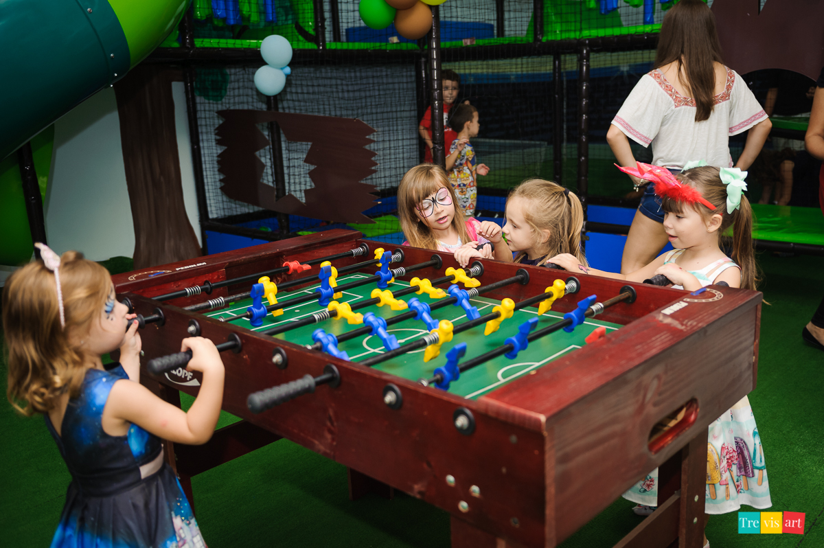 Foto de menina em festa de aniversário em buffet de festa infantil Carrossel tema de festa Patrulha Canina
