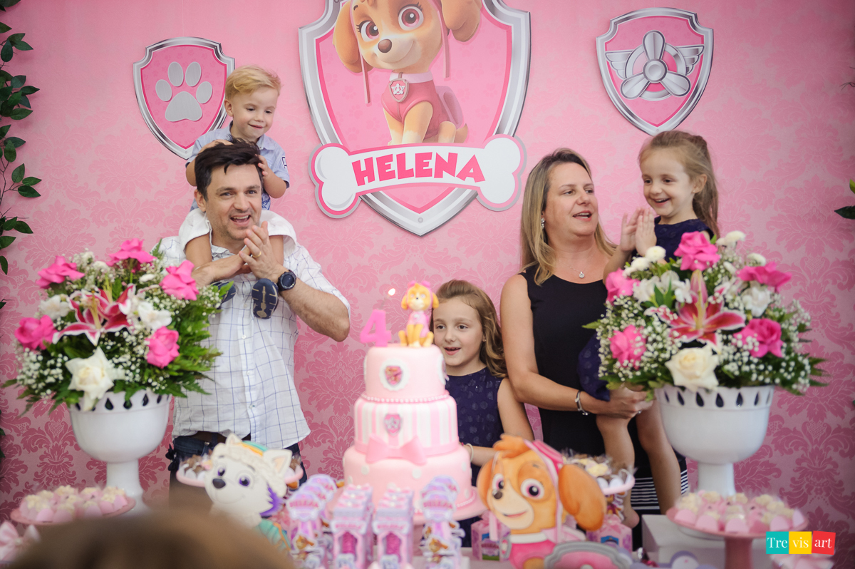 Foto de menina em festa de aniversário em buffet de festa infantil Carrossel tema de festa Patrulha Canina