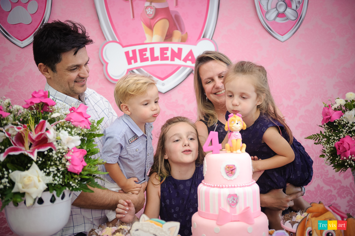 Foto de menina em festa de aniversário em buffet de festa infantil Carrossel tema de festa Patrulha Canina