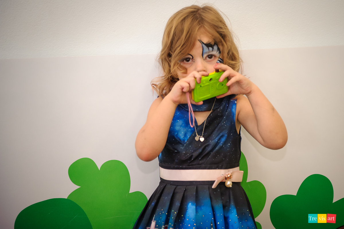Foto de menina em festa de aniversário em buffet de festa infantil Carrossel tema de festa Patrulha Canina