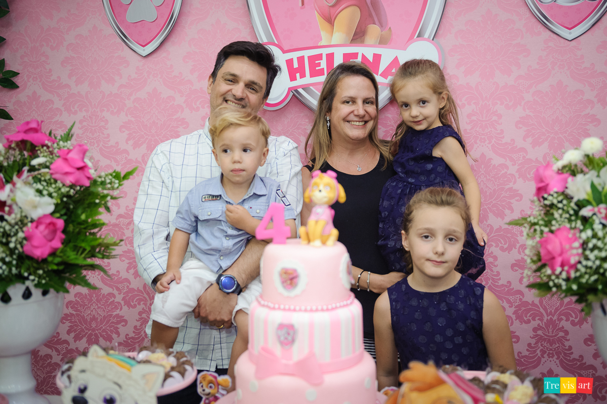 Foto de menina em festa de aniversário em buffet de festa infantil Carrossel tema de festa Patrulha Canina