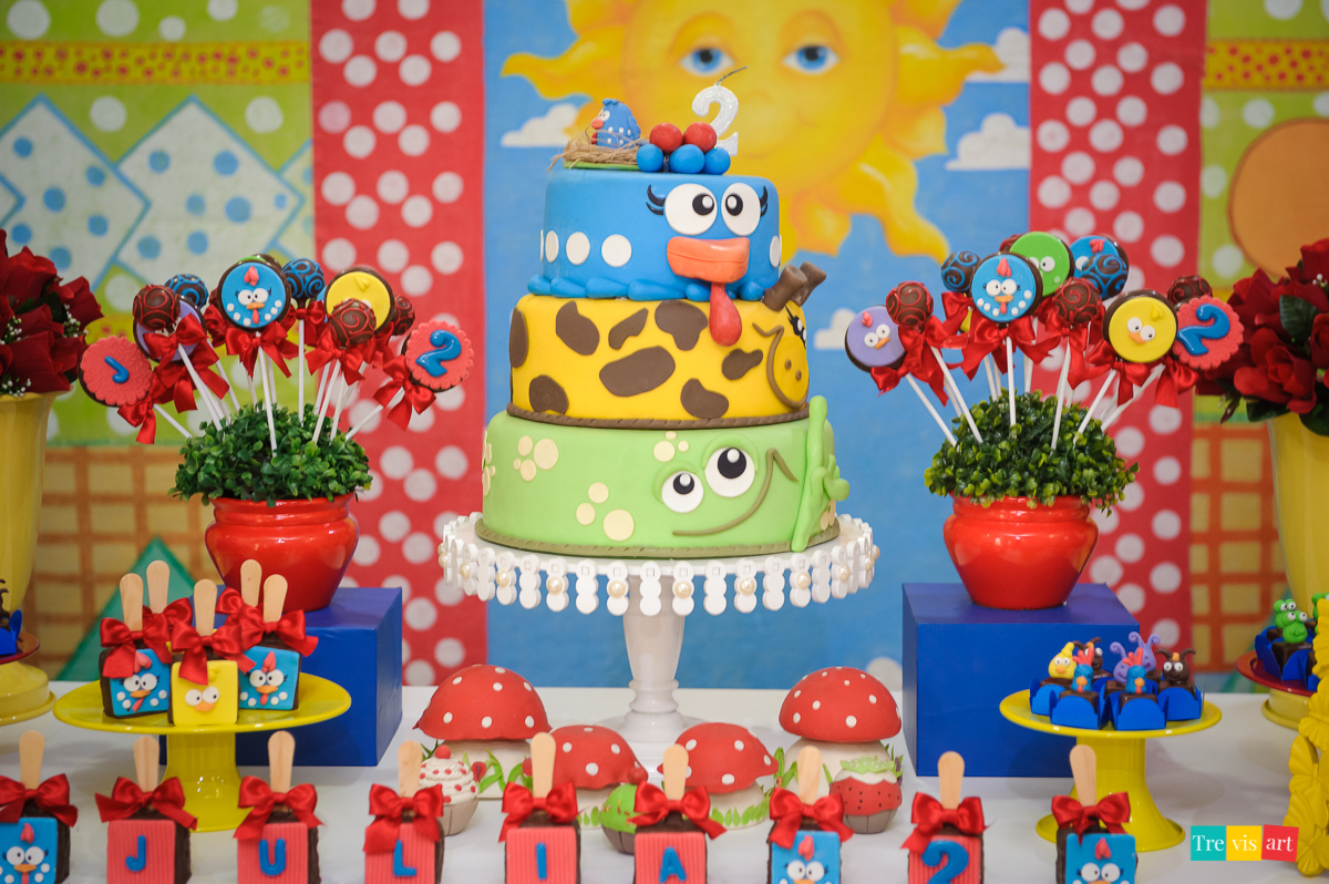 foto festa de aniversario infantil de menina em buffet infantil centopeia em curitiba tema de festa galinha pintadinha