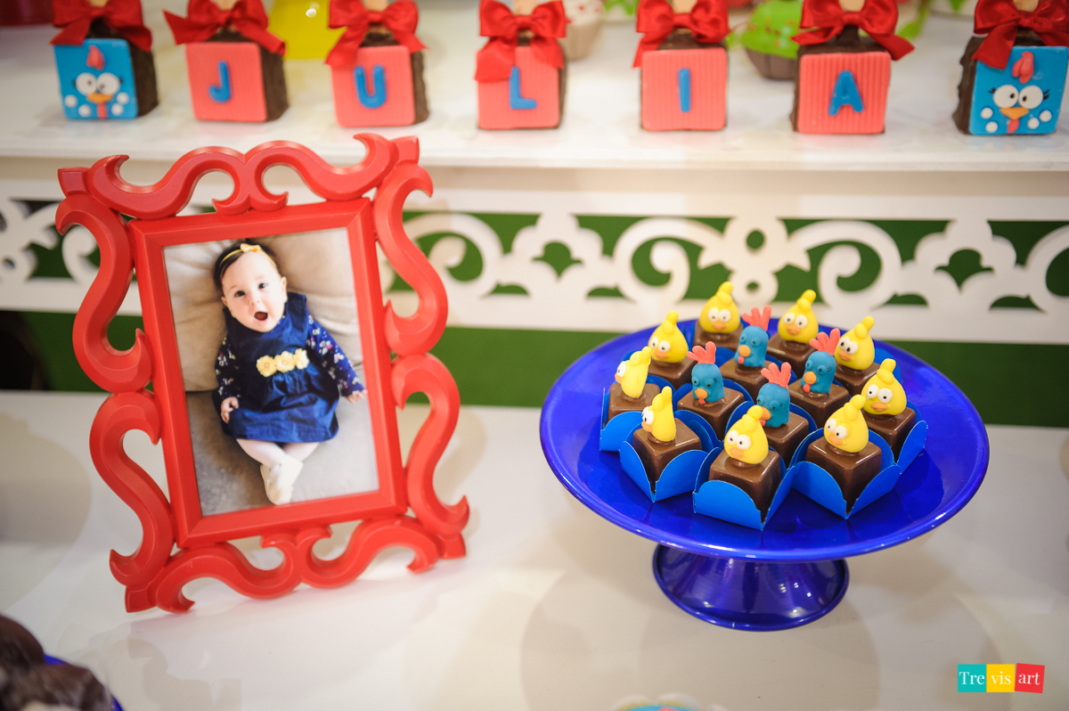 foto festa de aniversario infantil de menina em buffet infantil centopeia em curitiba tema de festa galinha pintadinha