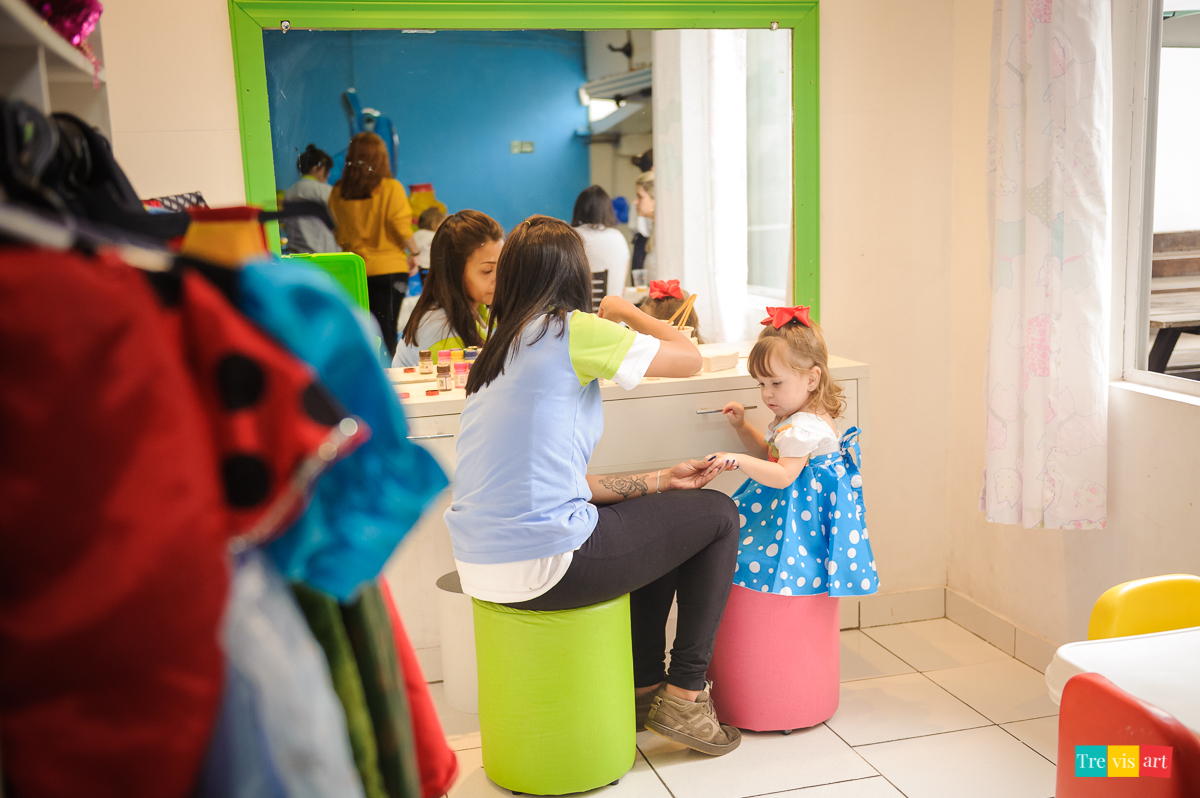 foto festa de aniversario infantil de menina em buffet infantil centopeia em curitiba tema de festa galinha pintadinha