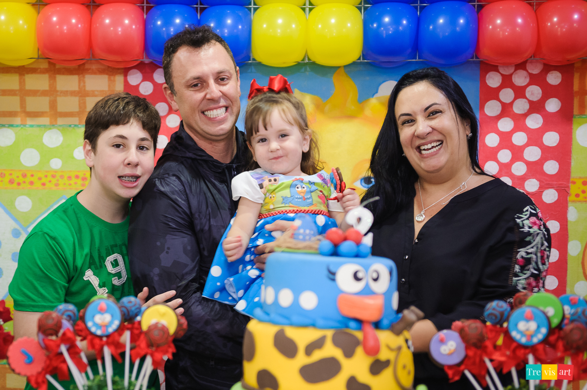 foto de familia em festa de aniversario infantil de menina em buffet infantil centopeia em curitiba tema de festa galinha pintadinha