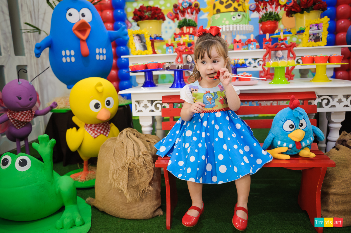 foto festa de aniversario infantil de menina em buffet infantil centopeia em curitiba tema de festa galinha pintadinha