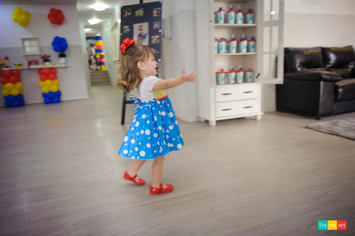 foto festa de aniversario infantil de menina em buffet infantil centopeia em curitiba tema de festa galinha pintadinha