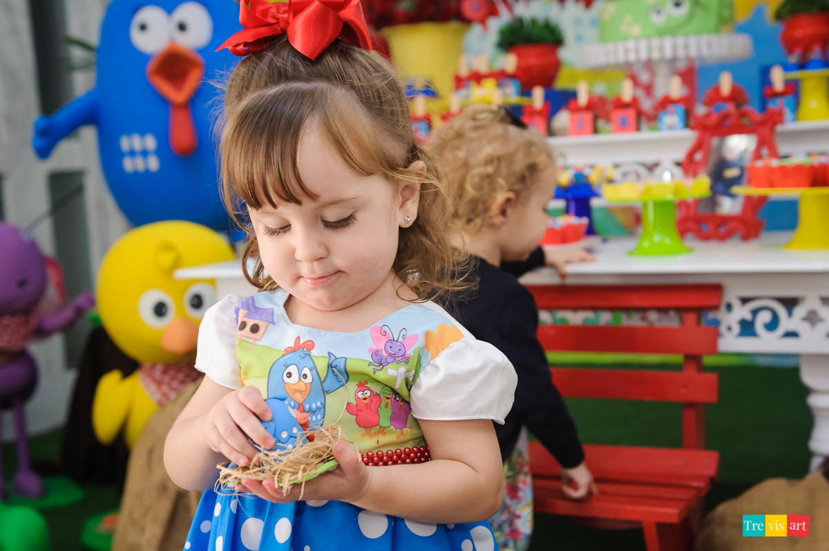 foto festa de aniversario infantil de menina em buffet infantil centopeia em curitiba tema de festa galinha pintadinha