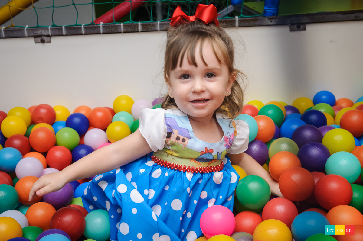 foto festa de aniversario infantil de menina em buffet infantil centopeia em curitiba tema de festa galinha pintadinha