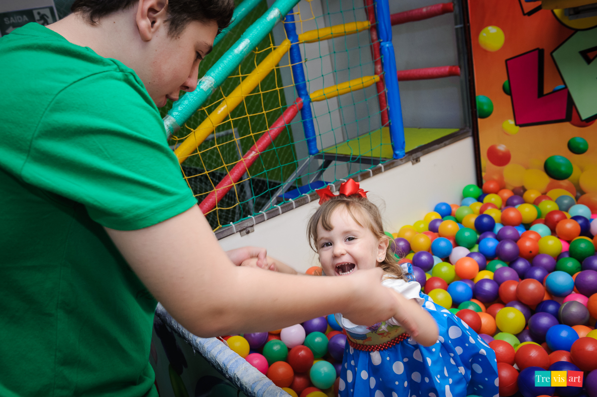 foto festa de aniversario infantil de menina em buffet infantil centopeia em curitiba tema de festa galinha pintadinha