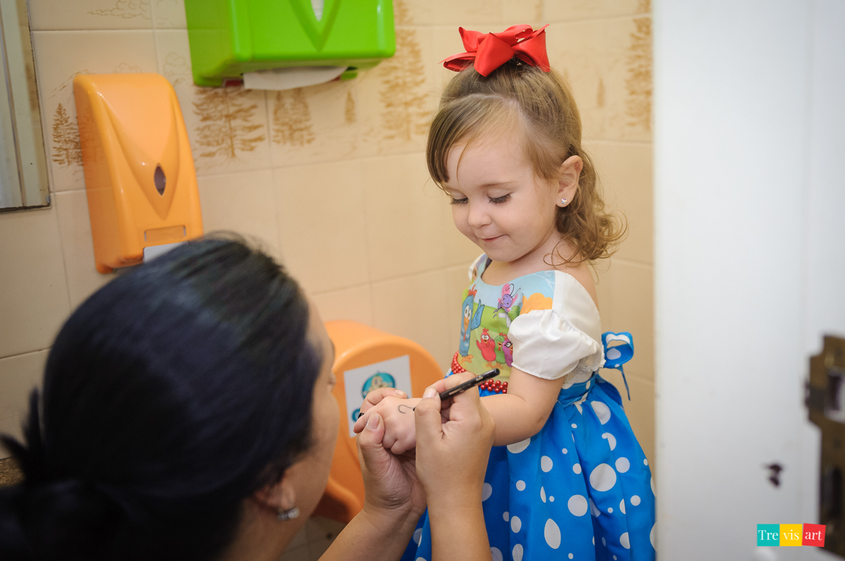 foto festa de aniversario infantil de menina em buffet infantil centopeia em curitiba tema de festa galinha pintadinha