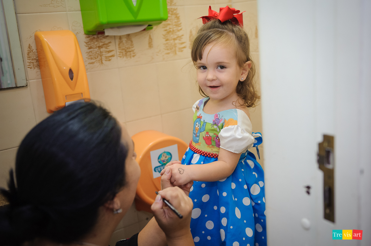 foto festa de aniversario infantil de menina em buffet infantil centopeia em curitiba tema de festa galinha pintadinha