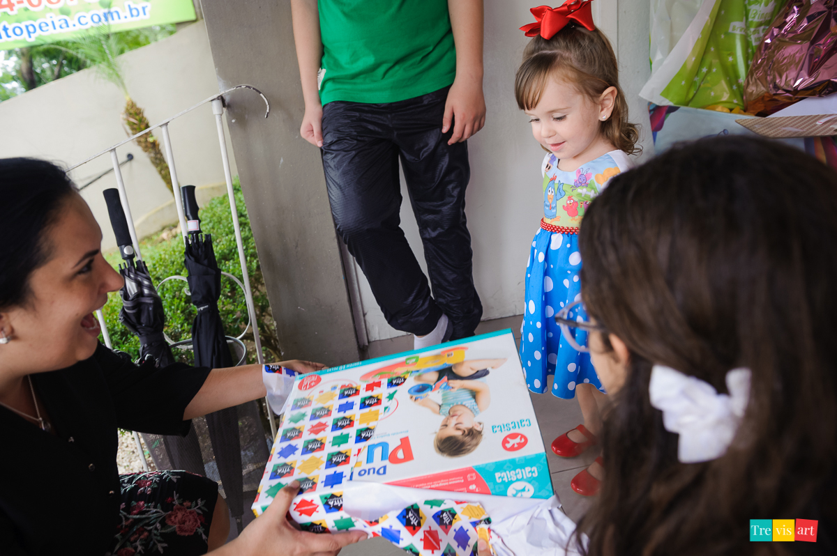 foto festa de aniversario infantil de menina em buffet infantil centopeia em curitiba tema de festa galinha pintadinha
