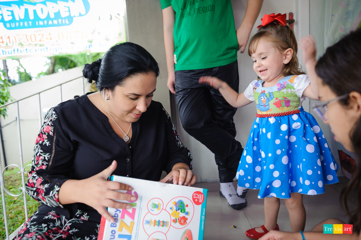 foto festa de aniversario infantil de menina em buffet infantil centopeia em curitiba tema de festa galinha pintadinha