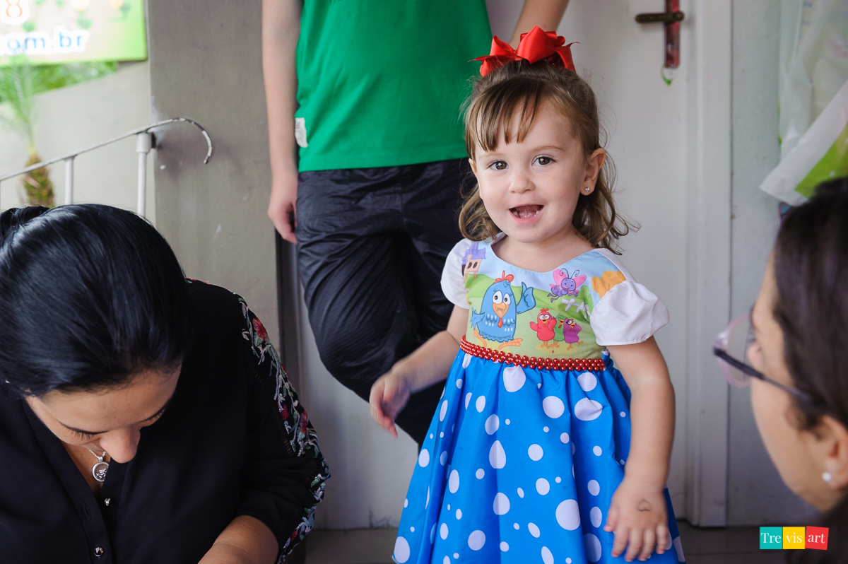 foto festa de aniversario infantil de menina em buffet infantil centopeia em curitiba tema de festa galinha pintadinha