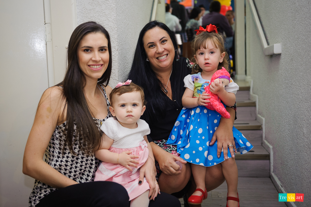 foto festa de aniversario infantil de menina em buffet infantil centopeia em curitiba tema de festa galinha pintadinha