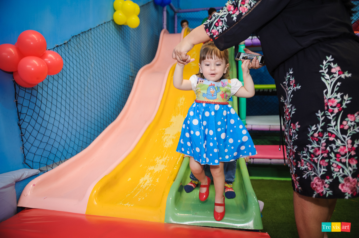 foto festa de aniversario infantil de menina em buffet infantil centopeia em curitiba tema de festa galinha pintadinha