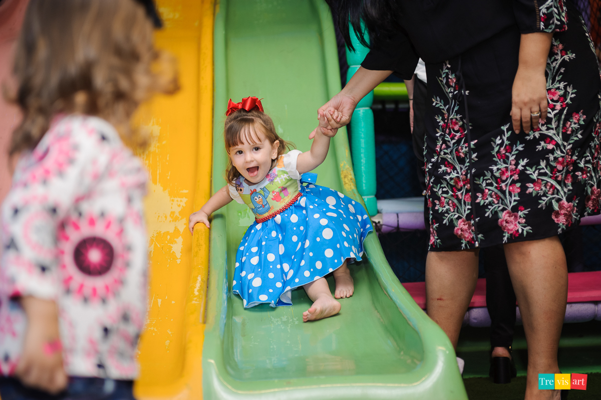 foto festa de aniversario infantil de menina em buffet infantil centopeia em curitiba tema de festa galinha pintadinha
