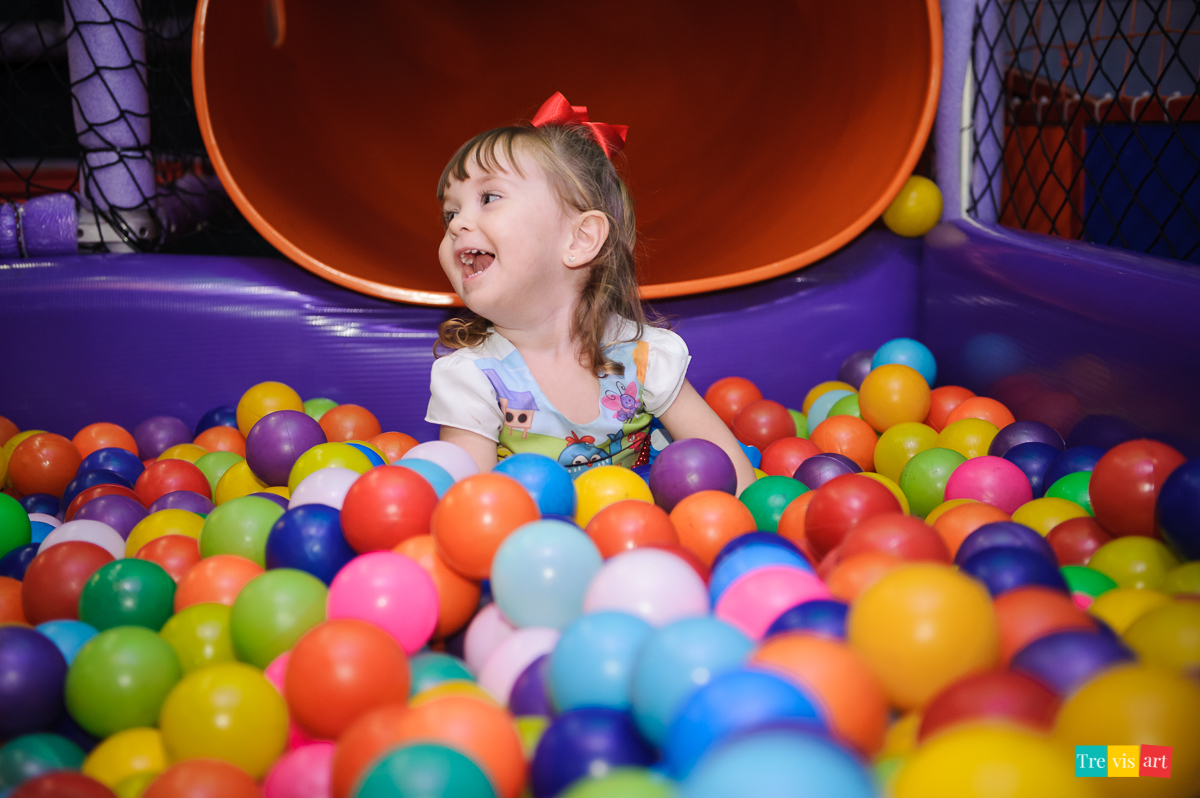 foto festa de aniversario infantil de menina em buffet infantil centopeia em curitiba tema de festa galinha pintadinha