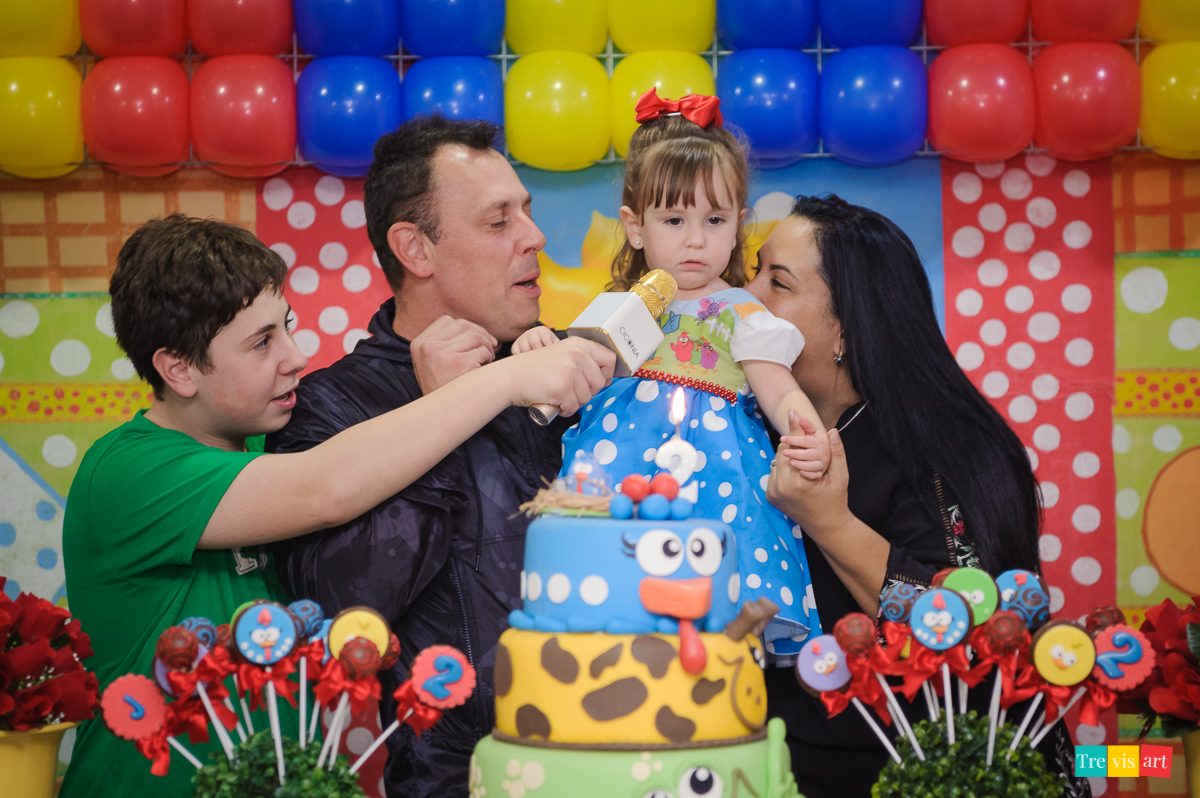 foto festa de aniversario infantil de menina em buffet infantil centopeia em curitiba tema de festa galinha pintadinha