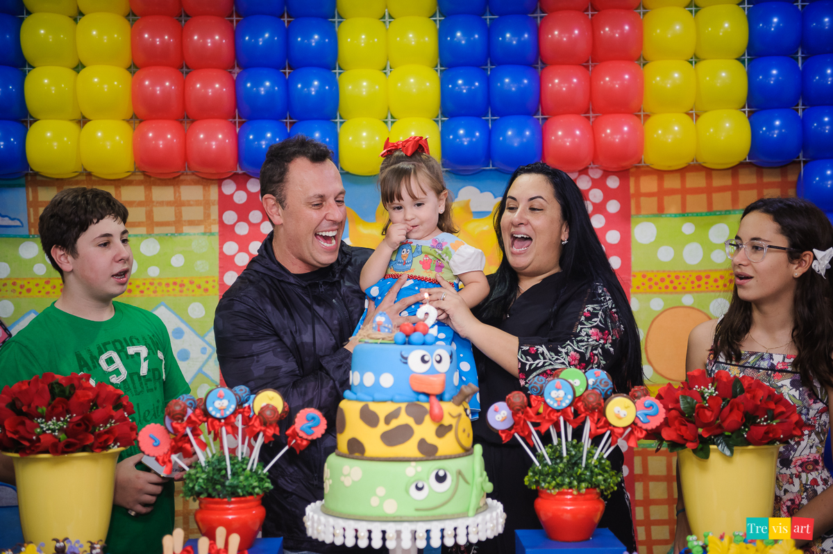 foto festa de aniversario infantil de menina em buffet infantil centopeia em curitiba tema de festa galinha pintadinha