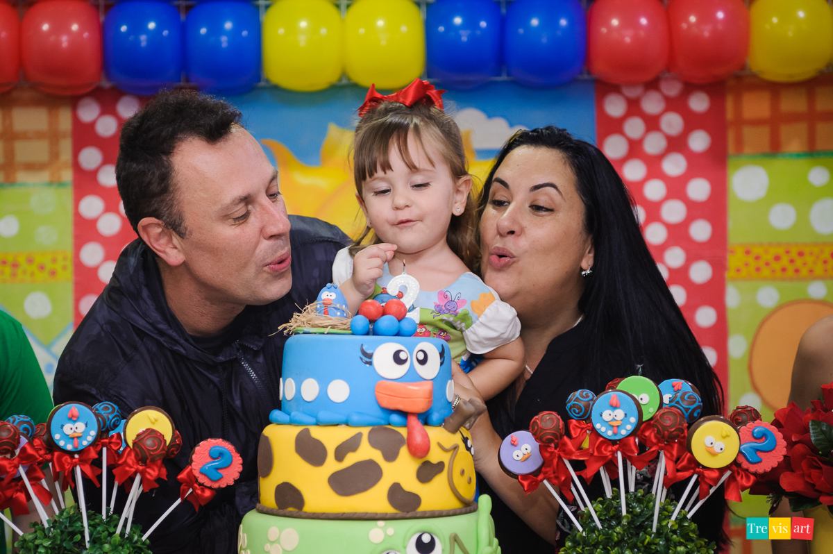 foto festa de aniversario infantil de menina em buffet infantil centopeia em curitiba tema de festa galinha pintadinha