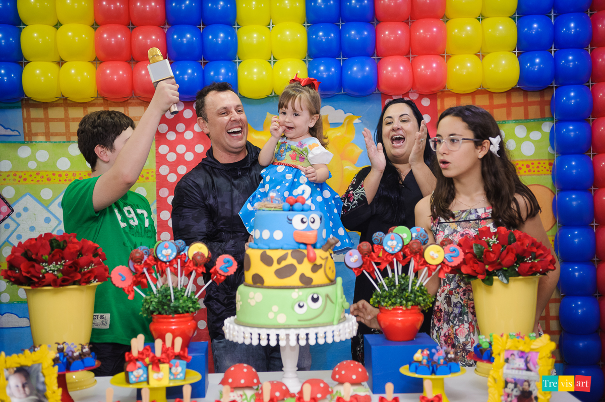foto festa de aniversario infantil de menina em buffet infantil centopeia em curitiba tema de festa galinha pintadinha