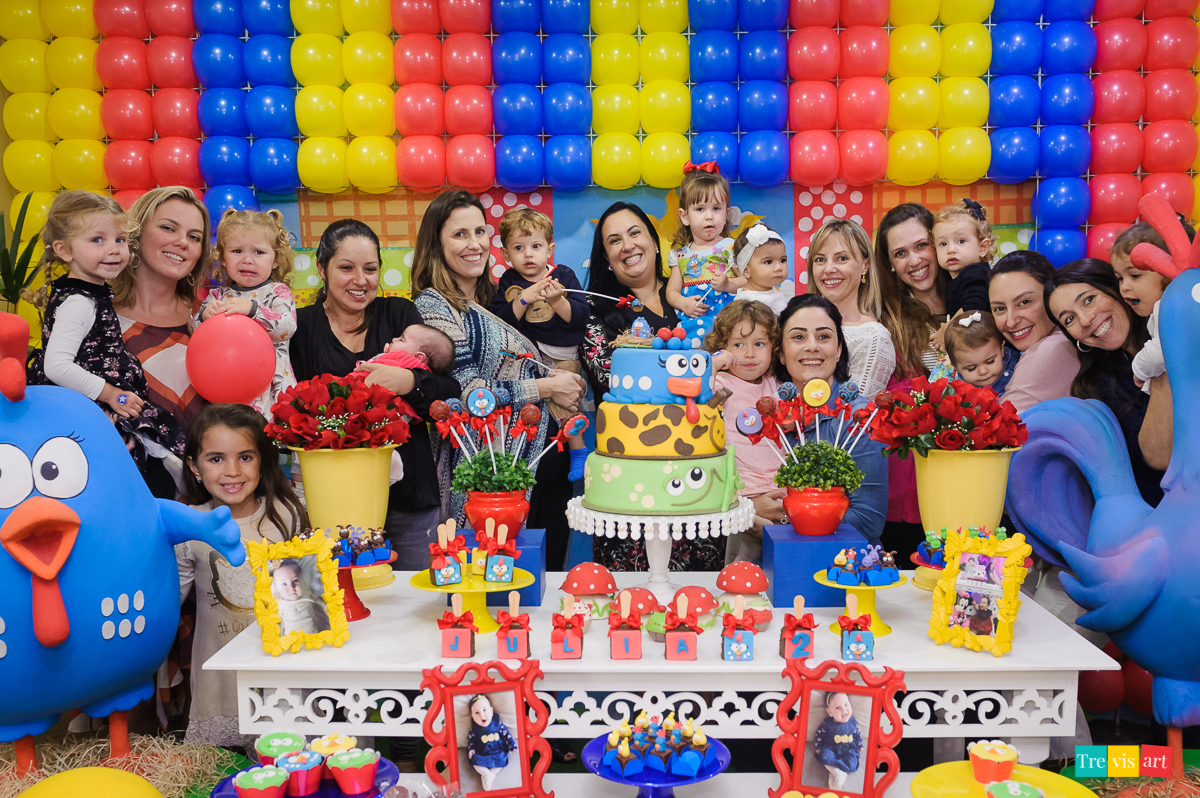 foto festa de aniversario infantil de menina em buffet infantil centopeia em curitiba tema de festa galinha pintadinha