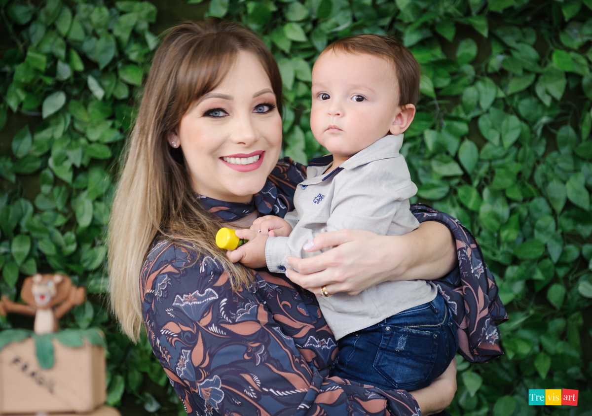 Mãe e filho posando para foto na decoração de aniversario infantil, tema madagascar