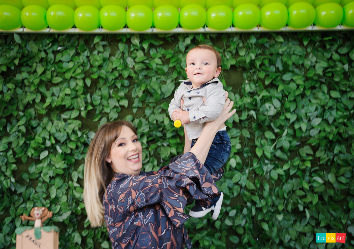 Mãe e filho brincando na decoração de aniversario infantil, tema madagascar